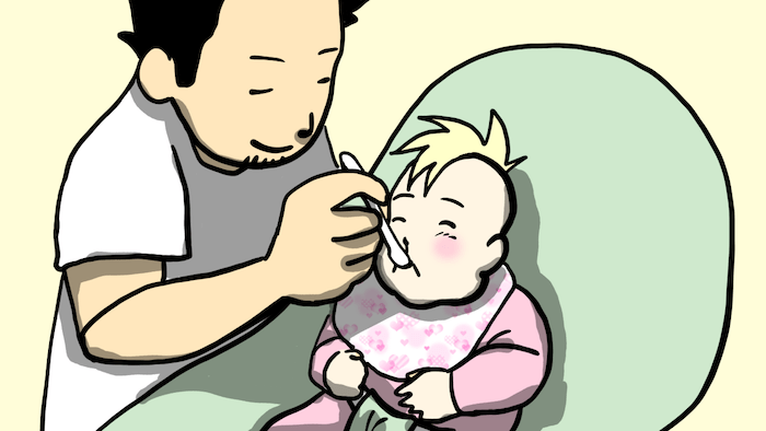 バウンサーの上で離乳食を食べる赤ちゃん